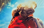 "E.T. - Der Au&szlig;erirdische", Eine Gruppe Au&szlig;erirdischer landet in der N&auml;he von Los Angeles. Polizeiautos rasen in den n&auml;chtlichen Wald. Das Raumschiff startet zur&uuml;ck in den Weltraum. Nur E.T. schafft den Abflug nicht. Allein und Lichtjahre fern von zuhause findet er in dem zehnj&auml;hrigen Elliot einen Freund. Dieser will ihm helfen, in seine Heimat zur&uuml;ckzukehren. Doch Mitarbeiter der NASA sind E.T. schon dicht auf den Fersen.  SENDUNG: ORF eins - SO - 31.05.2020 - 10:00 UHR. - Veroeffentlichung fuer Pressezwecke honorarfrei ausschliesslich im Zusammenhang mit oben genannter Sendung oder Veranstaltung des ORF bei Urhebernennung.