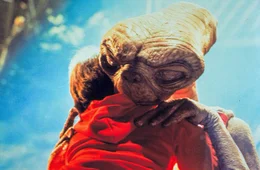 "E.T. - Der Au&szlig;erirdische", Eine Gruppe Au&szlig;erirdischer landet in der N&auml;he von Los Angeles. Polizeiautos rasen in den n&auml;chtlichen Wald. Das Raumschiff startet zur&uuml;ck in den Weltraum. Nur E.T. schafft den Abflug nicht. Allein und Lichtjahre fern von zuhause findet er in dem zehnj&auml;hrigen Elliot einen Freund. Dieser will ihm helfen, in seine Heimat zur&uuml;ckzukehren. Doch Mitarbeiter der NASA sind E.T. schon dicht auf den Fersen.  SENDUNG: ORF eins - SO - 31.05.2020 - 10:00 UHR. - Veroeffentlichung fuer Pressezwecke honorarfrei ausschliesslich im Zusammenhang mit oben genannter Sendung oder Veranstaltung des ORF bei Urhebernennung.