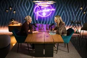 Monika Gruber (r.) und Katja Dederichs im Gespr&auml;ch