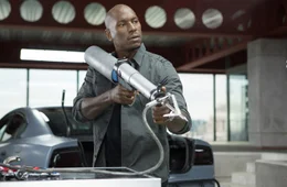 Roman (Tyrese Gibson) bereitet den Einsatz vor.