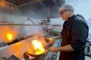 Auf den Spuren des chinesischen Herzens von Lima: Chefkoch Marco Lao bietet Lomo saltado an, einen peruanischen Wok im chinesischen Stil.