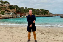 Die Dokumentation zeigt Hubertus Meyer-Burckhardt u.a. auf Mallorca, wo er zusammen mit seiner Ehefrau, der Journalistin und Buchautorin Dorothee R&ouml;hrig, die mediterrane Lebensart und unkomplizierte Geselligkeit genie&szlig;t. Au&szlig;erdem gibt es einen Blick hinter die Kulissen der "NDR Talk Show" und "Kaum zu glauben", es geht mit ihm auf Lesereise in Norddeutschland und als Liebhaber sch&ouml;ner Stoffe und Parfums in das Tuchmachermuseum in Bramsche.