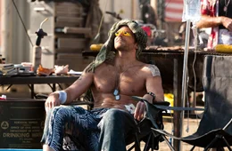 Templeton "Face" Peck (Bradley Cooper) im Irak-Krieg: F&uuml;r die Sonnenpflege seines Oberk&ouml;rpers muss auch Zeit sein!