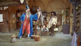Zauberer Zwackelmann (Rufus Beck, li.) hat Seppel  (Manuel Steitz) am Schlafittchen. Der R&auml;uber Hotzenplotz (Armin Rohde, re.) schaut zu.