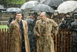 Fu&szlig;ball-Weltmeisterschaft in Bern 1954: Als der Regen beginnt, schauen Adi Dassler (Ken Duken, l.) und Sepp Herberger (Christoph Gareisen) gebannt auf das Spielgeschehen.