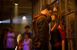 Noch ahnt Luke (Rick Malambri, l.) nicht, dass Natalie (Sharni Vinson, r.) ein gef&auml;hrliches Geheimnis in sich tr&auml;gt ...