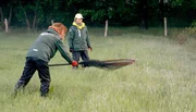 Nur mit der Wärmebildkamera und der Drohne war das Rehkitz im hohen Gras zu entdecken. Nur mit der Wärmebildkamera und der Drohne war das Rehkitz im hohen Gras zu entdecken.