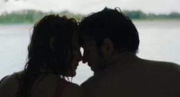 Fabienne (Mala Emde), in Leylas K&ouml;rper, ist kurz davor, Tristan (Dimitrij Schaad), in Mos K&ouml;rper, zu k&uuml;ssen.