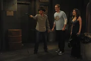 Lily (Alyson Hannigan, r.) und Marshall (Jason Segel, M.) haben eine besondere &Uuml;berraschung f&uuml;r Ted (Josh Radnor, l.) ...