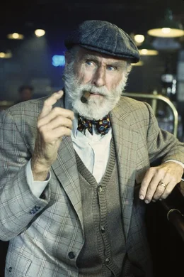 Jimmys Mentor Max O'Bannon (Lloyd Bridges) riskiert selbst sein Leben um ihm zu helfen.