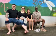 Ein Treffpunkt für Jung und Alt ist das Kneippbecken im Ort. Ganzjährig steigen die Fuhrbacherinnen und Fuhrbacher hier ins eiskalte Wasser. Yared lässt sich nicht lange bitten – und wagt gemeinsam mit Lisa-Marie, Jolina und Chris den Selbstversuch. Dabei wird schnell klar: Das Dorfleben ist alles andere als langweilig, vor allem für die jungen Menschen, die hier bewusst bleiben wollen. Ein Treffpunkt für Jung und Alt ist das Kneippbecken im Ort. Ganzjährig steigen die Fuhrbacherinnen und Fuhrbacher hier ins eiskalte Wasser. Yared lässt sich nicht lange bitten – und wagt gemeinsam mit Lisa-Marie, Jolina und Chris den Selbstversuch. Dabei wird schnell klar: Das Dorfleben ist alles andere als langweilig, vor allem für die jungen Menschen, die hier bewusst bleiben wollen.