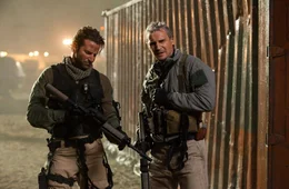 Lagebesprechnung: Face (Bradley Cooper, l.) und Hannibal (Liam Neeson, r.) diskutieren, wie sie ohne Beweise f&uuml;r ihre Unschuld dem Gef&auml;ngnis entkommen k&ouml;nnen ...