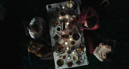 Leyla (Mala Emde) und Tristan (Jonas Dassler) essen mit Fabienne (Maryam Zaree) und Mo (Dimitrij Schaad)zu Abend. Mo schenkt Tristan Wein ein, Fabienne raucht eine Zigarette.