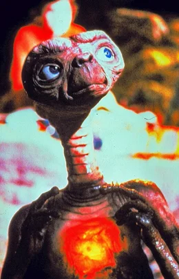 "E.T. - Der Au&szlig;erirdische", Eine Gruppe Au&szlig;erirdischer landet in der N&auml;he von Los Angeles. Polizeiautos rasen in den n&auml;chtlichen Wald. Das Raumschiff startet zur&uuml;ck in den Weltraum. Nur E.T. schafft den Abflug nicht. Allein und Lichtjahre fern von zuhause findet er in dem zehnj&auml;hrigen Elliot einen Freund. Dieser will ihm helfen, in seine Heimat zur&uuml;ckzukehren. Doch Mitarbeiter der NASA sind E.T. schon dicht auf den Fersen.  SENDUNG: ORF eins - SO - 31.05.2020 - 10:00 UHR. - Veroeffentlichung fuer Pressezwecke honorarfrei ausschliesslich im Zusammenhang mit oben genannter Sendung oder Veranstaltung des ORF bei Urhebernennung.
