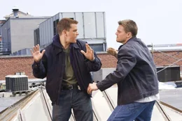Ein m&ouml;rderisches Katz- und Mausspiel um echte Verr&auml;ter und falsche Freunde beginnt: Colin Sullivan (Matt Damon, l.) und Billy Costigan (Leonardo DiCaprio, r.) ...