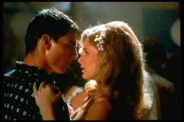 Beim Abschlussball kann Ron Kovic (Tom Cruise, l.) das Herz seiner Jugendliebe Donna (Kyra Sedgwick, r.) erobern ...