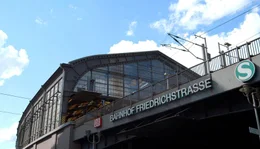 PHOENIX BAHNHOF FRIEDRICHSTRA&szlig;E, "Agentenschleuse und Grenzpassage", am Mittwoch (18.03.15) um 20:15 Uhr. &bdquo;Der absurdeste Bahnhof Berlins&ldquo;, &bdquo;Das Labyrinth des Kalten Krieges&ldquo;, &bdquo;Der Bahnhof der Tr&auml;nen&ldquo;, &bdquo;Die H&ouml;llenpassage&ldquo; - Millionen Deutsche, Ostdeutsche und Westdeutsche, haben hier, am ber&uuml;hmtesten Bahnhof der deutschen Teilung, ihre pers&ouml;nlichen und direkten Grenzerfahrungen gemacht. Der Film erz&auml;hlt erstmals die Geschichte dieses geheimnisvollen Ortes. - Blick auf den heutigen Bahnhof Friedrichstra&szlig;e