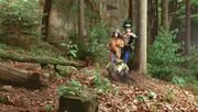 Polizist Dimpfelmoser (Piet Klocke) holt sich Hilfe bei Wahrsagerin Frau Schlotterbeck (Katharina Thalbach), um den R&auml;uber Hotzenplotz ausfindig zu machen.
