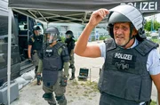 Bombenalarm am Bodensee. Ein Blindgänger aus dem Zweiten Weltkrieg wurde angespült und muss unschädlich gemacht werden. Wasserschutzpolizei und Kampfmittelräumdienst arbeiten Hand in Hand. Paul Schott (Tim Wilde, r.), Hadi Bozkurt (Kay Kysela, 2.v.l.,), Alexandra Schulz (Borglárka Horváth, h.r.) und Einsatzleiter Matthias Krämer (Martin Lindow, h.l.) beobachten entsetzt wie der Blindgänger explodiert. Bombenalarm am Bodensee. Ein Blindgänger aus dem Zweiten Weltkrieg wurde angespült und muss unschädlich gemacht werden. Wasserschutzpolizei und Kampfmittelräumdienst arbeiten Hand in Hand. Paul Schott (Tim Wilde, r.), Hadi Bozkurt (Kay Kysela, 2.v.l.,), Alexandra Schulz (Borglárka Horváth, h.r.) und Einsatzleiter Matthias Krämer (Martin Lindow, h.l.) beobachten entsetzt wie der Blindgänger explodiert.