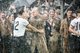 Fu&szlig;ball-Weltmeisterschaft in Bern 1954: W&Scaron;&auml;hrend alle jubeln und von Trainer Sepp Herberger (Christoph Gareisen, 3.v.l.) beglź&uuml;ckw&uuml;źnscht werden, genie&szlig;t Adi Dassler (Ken Duken, r.) still seinen Triumph.