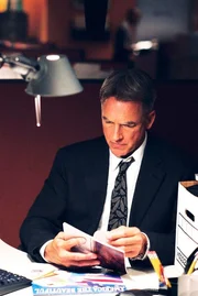 Jethro Gibbs (Mark Harmon) nimmt den neuen Fall sehr pers&ouml;nlich, da der Ermordete nicht nur ein guter Agent, sondern auch sein Freund war.