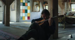 Tristan (Jonas Dassler) spielt auf seiner Gitarre.
