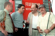 Kommissar Rex, "Das Mädchen und der Mörder." An einem heißen Sommertag, den sie im Augebiet an der Donau verbringen, werden zwei Mädchen und ein Junge in ein entsetzliches Geschehen verwickelt. Ein kürzlich aus der psychiatrischen Klinik Entlassener, der im Streit seine Eltern ermordet hat, versucht die Leichen zu beseitigen. Dabei wird er von einem der Mädchen überrascht. Deswegen nimmt er sie als Geisel in sein einsam gelegenes Haus mit. Während Kommissar Brandtner und sein Team das verschwundene Mädchen suchen, versuchen die beiden anderen Kinder herauszufinden, was geschehen ist. Kommissar Rex, "Das Mädchen und der Mörder." An einem heißen Sommertag, den sie im Augebiet an der Donau verbringen, werden zwei Mädchen und ein Junge in ein entsetzliches Geschehen verwickelt. Ein kürzlich aus der psychiatrischen Klinik Entlassener, der im Streit seine Eltern ermordet hat, versucht die Leichen zu beseitigen. Dabei wird er von einem der Mädchen überrascht. Deswegen nimmt er sie als Geisel in sein einsam gelegenes Haus mit. Während Kommissar Brandtner und sein Team das verschwundene Mädchen suchen, versuchen die beiden anderen Kinder herauszufinden, was geschehen ist.
