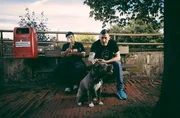 $ick (r.) mit seinem Hund Eddi und Rapper Ucef (l.) in Hamburgs Hood M&uuml;mmelmannsberg.