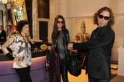 Überraschend darf Emily (Anna Schäfer, l.) das Styling von Amanda Stern (Marie Nasemann, M.) übernehmen und ist ziemlich stolz auf sich. Manager Jeffrey Field (Clayton M. Nemrow, r.) steht Amanda stets zur Seite ... Überraschend darf Emily (Anna Schäfer, l.) das Styling von Amanda Stern (Marie Nasemann, M.) übernehmen und ist ziemlich stolz auf sich. Manager Jeffrey Field (Clayton M. Nemrow, r.) steht Amanda stets zur Seite ...