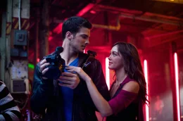 Verlieben sich ineinander: Luke (Rick Malambri, l.) und seine Entdeckung Natalie (Sharni Vinson, r.) ...
