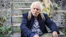 Der obdachlose Senior Adam (G&uuml;nther Maria Halmer) plant die Flucht.