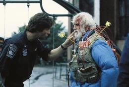 Schon bald erkennt Jimmy (Jeff Bridges hier mit Lloyd Bridges als Max O'Bannon)  in den nahezu kunstvoll hergestellten Sprengk&ouml;rpern den Stil Gaeritys wieder.