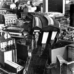 PHOENIX BAHNHOF FRIEDRICHSTRA&szlig;E, "Agentenschleuse und Grenzpassage", am Mittwoch (18.03.15) um 20:15 Uhr. &bdquo;Der absurdeste Bahnhof Berlins&ldquo;, &bdquo;Das Labyrinth des Kalten Krieges&ldquo;, &bdquo;Der Bahnhof der Tr&auml;nen&ldquo;, &bdquo;Die H&ouml;llenpassage&ldquo; - Millionen Deutsche, Ostdeutsche und Westdeutsche, haben hier, am ber&uuml;hmtesten Bahnhof der deutschen Teilung, ihre pers&ouml;nlichen und direkten Grenzerfahrungen gemacht. Der Film erz&auml;hlt erstmals die Geschichte dieses geheimnisvollen Ortes. - Grenzbahnhof Friedrichstra&szlig;e