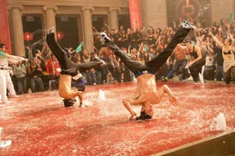 Die New Yorker Tanztruppe "House of Pirates" hat eine hammerm&auml;&szlig;ige Choreografie entwickelt, die ihr eigentlich den Sieg im Tanzwettbewerb bringen sollte. Doch dann wird ihr diese geklaut ...