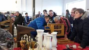 Tr&ouml;delexperte Otto Schulte (Bildmitte) in Verhandlungen auf dem Flohmarkt