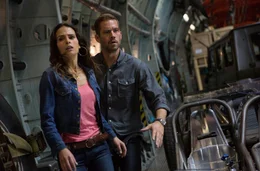 Um Mia (Jordana Brewster, l.) zu retten, riskiert Brian (Paul Walker, r.) sein Leben ...