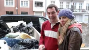 J&ouml;rg kann seit dem Tod seiner Freundin nichts wegwerfen. Rechts: Sabina Hankel-Hirtz.