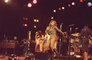 Tina Turner (Mi.) und The Ikettes auf der B&uuml;hne bei einem Rockkonzert im Januar 1976