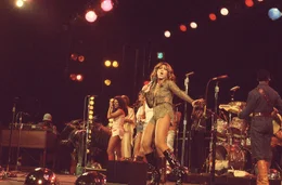 Tina Turner (Mi.) und The Ikettes auf der B&uuml;hne bei einem Rockkonzert im Januar 1976