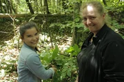 Monika zeigt Anna, welche Pflanzen sie ihren Rehkitzen zu fressen gibt. Die Leiterin des Vereins "Kleine Wildtiere in großer Not" will die Kitze schon früh an die Nahrung gewöhnen, die sie nach der Auswilderung in der Natur finden werden. Monika zeigt Anna, welche Pflanzen sie ihren Rehkitzen zu fressen gibt. Die Leiterin des Vereins "Kleine Wildtiere in großer Not" will die Kitze schon früh an die Nahrung gewöhnen, die sie nach der Auswilderung in der Natur finden werden.