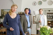 Dass Musikerin Tanner (Antje Widdra, l.) aus Rache den Hausmeister erschossen hat, ist f&uuml;r die Rosenheimer Kommissare Lind (Tom Mikulla, m.) und Hartl (Michael A. Grimm, r.) ein nachvollziehbares Tatmotiv.