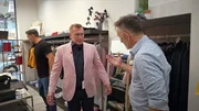 Otto (Mi.) ist auf der Suche nach einem Anzug für die Hochzeit seiner Tochter Otto (Mi.) ist auf der Suche nach einem Anzug für die Hochzeit seiner Tochter