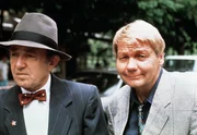 Oskar (Hans Clarin, li.) und sein Komplize Alfred (Frithjof Vierock) haben im Casino von Velden einen Koffer mit Jetons gestohlen. Oskar (Hans Clarin, li.) und sein Komplize Alfred (Frithjof Vierock) haben im Casino von Velden einen Koffer mit Jetons gestohlen.
