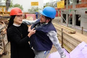 Schwester Hanna (Janina Hartwig) spricht mit Manuel Rieder (Marian Meder).