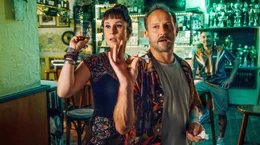 Dart-Date: Eddie (Maximilian Br&uuml;ckner, Mitte) und Frau Schr&ouml;der (Marlene Morreis, li.) zocken bei Deniz (Ercan Karacayli, re.).