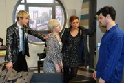 Virgin (Chris Gebert, l.) und Paule (Wanda Worch, 2.v.r.) sind entsetzt, den Luca (Manuel Cortez, r.) und Olivia (Kasia Borek, 2.v.l.) verschlafen fast ihre eigene Hochzeit ... Virgin (Chris Gebert, l.) und Paule (Wanda Worch, 2.v.r.) sind entsetzt, den Luca (Manuel Cortez, r.) und Olivia (Kasia Borek, 2.v.l.) verschlafen fast ihre eigene Hochzeit ...