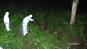 Die Ermittler suchen im Wald nach der Leiche einer jungen Frau.