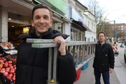 Abenteuer in der Stadt erleben, geht das? Ja, das geht! Einfach einen sperrigen Gegenstand schnappen und ihn quer durch die Stadt tragen. Der Weg ist das Ziel. "PUR+"-Moderator Eric Mayer probiert es aus. Abenteuer in der Stadt erleben, geht das? Ja, das geht! Einfach einen sperrigen Gegenstand schnappen und ihn quer durch die Stadt tragen. Der Weg ist das Ziel. "PUR+"-Moderator Eric Mayer probiert es aus.