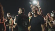 Checker Tobi steht im Publikum beim Konzert der Band "Die Ärzte" und genießt die Show. Checker Tobi steht im Publikum beim Konzert der Band "Die Ärzte" und genießt die Show.