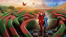 L-R: KYLIE CANTRALL als Princess Red und  MALIA BAKER als Chloe
